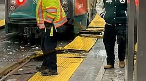 Green Line service suspended between Park Street, Government Center after train derails