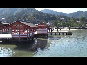 世界遺産「厳島神社」の参拝口から見た大鳥居と本殿