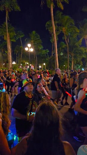 🎭✨ Carnival #71 Fakkeloptocht 2025: Aruba Lights Up the Night! 🎉🔥 The streets of Aruba came alive last night with the magic of the Fakkeloptocht Parade—a dazzling spectacle of lights, music, and pure joy! This is how we kicked off the 71st edition of Aruba Carnival in style! 🥳 From glowing costumes and electrifying floats to the pulsating rhythms of steel bands and DJs, the energy was unreal. 🔥💃 The entire island turned out to celebrate—locals and visitors dancing shoulder to shoulder. #Ar