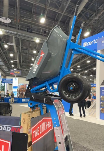 Innovative Battery Powered Wheelbarrow Dumper! #cooltools #construction #tradeshow #cleanup #roofing