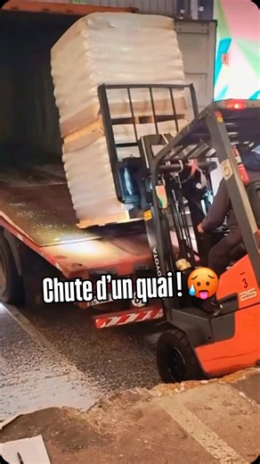 𝗔𝘁𝗲𝗹𝗶𝗲𝗿 𝗺𝗲́𝗰𝗮𝗻𝗶𝗾𝘂𝗲 𝗺𝗼𝗯𝗶𝗹𝗲 🚐💨 📍𝗦𝘁𝗿𝗮𝘀𝗯𝗼𝘂𝗿𝗴 on Instagram: "🎥 Un simple oubli peut coûter très cher… 🥵 Sur cette vidéo, tout se joue en quelques secondes. Un cariste décharge un camion à quai. Le conducteur n’a ni calé son véhicule, ni serré le frein à main. Les clés sont sûrement aussi restées sur le contact. Le camion avance doucement… puis c’est la chute. Par miracle, le cariste s’en sort indemne, même la marchandise 😅Cette fois. 🍀 👉 Rappel des points de vi