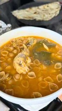 Preparando una deliciosa sopa de conchas para levantar el ánimo