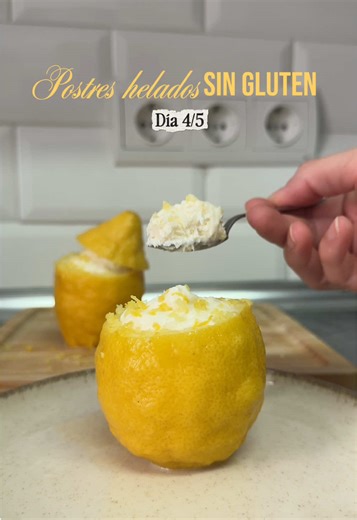 🌞Postres helados *sin gluten* 🔸Día 4/5. Limón helado Ingredientes: - 2 limones y el zumo de 1 de ellos - 1 yogur griego natural (110g) - 150g de queso mascarpone - Miel al gusto Corta los limones por los dos extremos, uno para que se sostenga y el otro para poder quitar la pulpa. Una vez quitada, cuela el zumo. Mézclalo junto con el yogur, el queso y la miel y pon la mezcla dentro del limón. (Añade un poquito de ralladura de limón). Llévalos al congelador y los tienes🍋 #parati #fyp #singluten