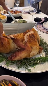 PAVO NAVIDEÑO 🦃 1 pavo de 5 kg 1 kg mantequilla 1/4 de taza de mostaza Dijon 1/3 taza de miel 6 Ajos machacados Romero, tomillo, salvia, perejil 1 cucharada de ralladura de limón 1 cucharada de ralladura de naranja (o mandarina) 1 taza de vino blanco 1 taza de jugo de piña Sal, pimienta y paprika 1 manzana 1 naranja 1 Limón amarillo 3 zanahorias 4 varitas de apio 1 cebolla grande 1 cabeza de ajo Pones sal kosher a todo el pavo y refrigeras una noche, a la mañana siguiente quitas la humedad con 