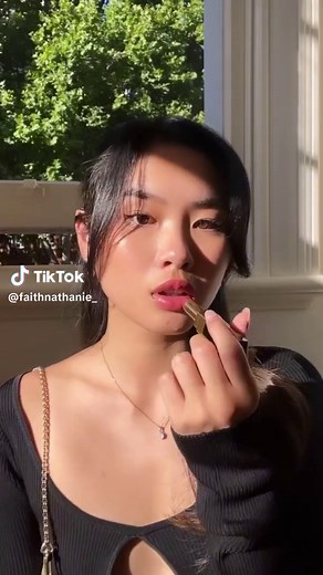 Chanel Beauty Rogue Coco Flash Lip Shine Review