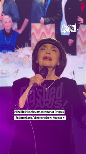 Mireille Mathieu chante « Maman » à Prague