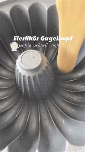 🍰Der BESTE Eierlikör Gugelhupf ! 💛 Diesen Kuchen habe ich euch schon so oft gezeigt – aber ehrlich: Er geht einfach immer! In nur 5 Minuten vorbereitet, super saftig und jedes Mal ein Highlight. Der wohl beste Eierlikörkuchen überhaupt! ✨ Rezept: 🥚 5 Eier 🍬 250 g Zucker 1 Pkg Vanillezucker → schaumig mixen 🧴 250 ml Öl 🥃 250 ml Eierlikör 🌾 250 g Mehl 1 Pkg Backpulver → langsam unterrühren In eine befettete Backform geben und bei 180 °C Heißluft ca. 50 Minuten backen. Zum Schluss: Stäbchenp