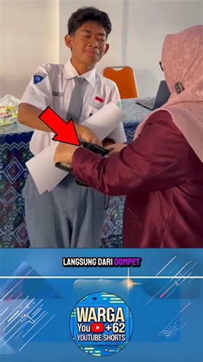 Teacher Shocked! Student Takes All the Money from Their Wallet 😱