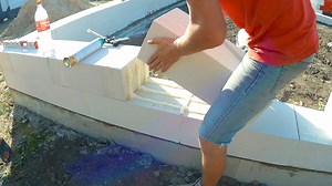 How to build a simple house with your own hands? This is a continuation of the construction of an affordable small house step by step. In this video, we make bricklaying using a new technology from aerated concrete. All construction will be carried out as simply and economically as possible in order to keep within the minimum budget. The total area of the house is 640 square feet and the exterior dimensions are 18 by 22 feet. Subscribe to our page "Creative Couple" so as not to miss the continua