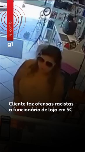 Santa Catarina - Uma mulher ofendeu com declarações racistas o trabalhador de uma loja de celulares em Florianópolis. O crime foi flagrado por uma câmera de monitoramento (assista acima). O trabalhador, um jovem de 18 anos, registrou boletim de ocorrência. A Polícia Civil informou que vai abrir uma investigação sobre o caso. A reportagem não conseguiu contato com a mulher. O atendente Dennys Evangelista da Silva, de 18 anos, está no primeiro emprego. A loja, de acessórios e consertos de celulare