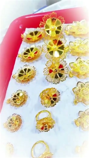 谁拒这蜡线金花花饰啊🤯！织纹糯软像浸蜜的纱，花形适配领口、裙角、指尖，软亮甜贵揉一起，通勤亮聚会炸，路人偷瞄爱人夸，这甜晃感太戳心✨！