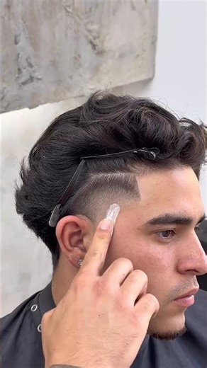Richard rios haircut Only in @mainparlor 🏛️🖤 #barber #richardrios #fade #barcelona #richardrios🇨🇴