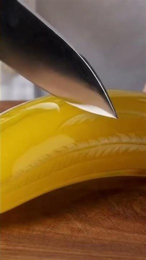 Banana Ko Sahi Tarike Se Kaise Kaate | Easy Method 🍌#shorts #youtubeshorts