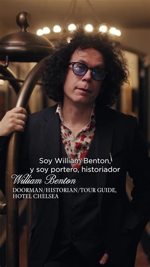 Hoy entramos en uno de los hoteles más legendarios de Nueva York. El recién restaurado Chelsea Hotel es un icono histórico que en su día acogió a Bob Dylan, Patti Smith, Leonard Cohen, Jackson Pollock, Andy Warhol y a más generaciones de artistas, escritores y músicos. ¡Descubre todas las historias que esconde en el recorrido completo, en el enlace de la biografía! ❤️ #ChelseaHotel #Arquitectura #Diseño #NuevaYork #Archdigest
