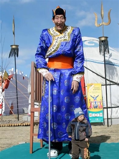 “The tallest man on Earth finally found love 😮💍” At 256 cm, Bao Xishun struggled for years to live a normal life — until he found happiness at 56 and stunned the world with his fairytale wedding. See their rare family photo in the comments below 👇 | Just About Interesting