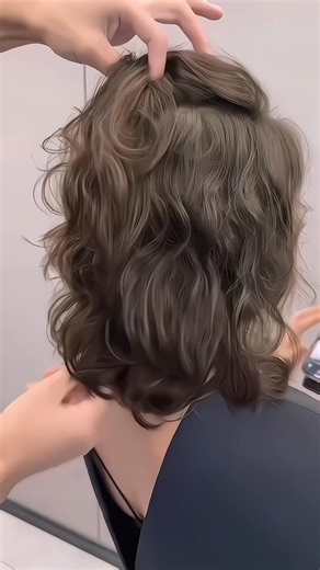 Tóc ngắn uốn Hàn – vừa nhẹ, vừa bay, vừa giữ được nét thanh lịch ‍♀️ Nhìn đơn giản vậy thôi chứ “ăn tiền” ở độ tự nhiên chuẩn salon đó nha ✨ #TocUonHan #TocNganDep #TocUonXoan #SalonDep #Quận10 #LeoSalon #UonTocDep #uốntóc | Leo Hair Salon | Facebook