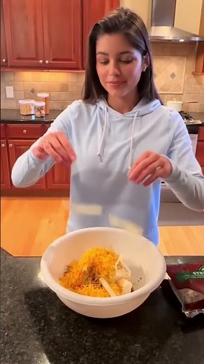 Football Cheese Dip 🏈 Sam’s Club 💙💙💙 #SamsPartner Recipe ⬇️ Cheese Ball: - 6 ounces pecan