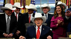 ‘Miracle on Ice’ team gifts Trump replica hat from 1980 Olympics