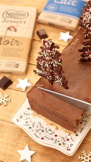 Voici une recette simple et gourmande de Bûche Mousse au chocolat, pour finir en beauté vos repas de fêtes ! 😋 🧑‍🍳 Temps de préparation : 25 min ❄️ Temps de repos : 6 h minimum (idéalement une nuit) Ingrédients : - 1 tablette de chocolat Noir Nestlé Dessert® - 75 g de chocolat au Lait Nestlé Dessert® - 6 œufs - 1 c. à café d’extrait de vanille - 140 g de biscuits petit beurre - 90 g de beurre fondu Préparation : 1. Faites fondre le chocolat 2. Séparez les blancs des jaunes. Montez les blancs