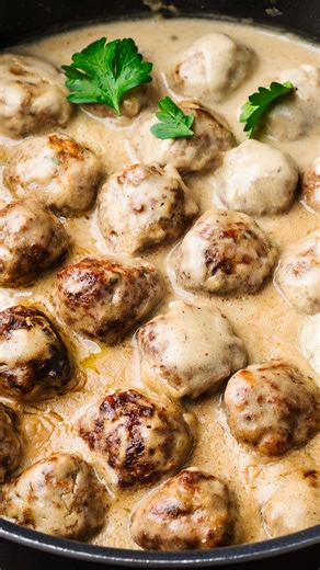Swedish Meatballs😍RECIPE: https://www.sipandfeast.com/swedish-meatballs/ | Sip and Feast