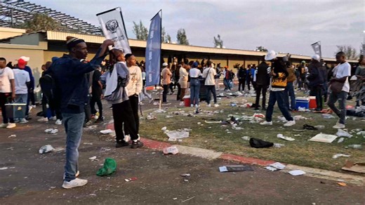 13K views · 47 reactions | GOOD MORNING ...after every Simply Piano night. The sunrise  anybody who makes it to this hour o bo itse gore ne a tetse one monate ka sebele; ne a sa tela di sele  Baleohi sa la ba emelela ka bo 3am 藍藍 ba bangwe ba utsule batho ba batho  Simply Piano 2O25, let's meet again in 2026 﫶 #BatenegiAtParliament | Oageng Batenegi | Facebook