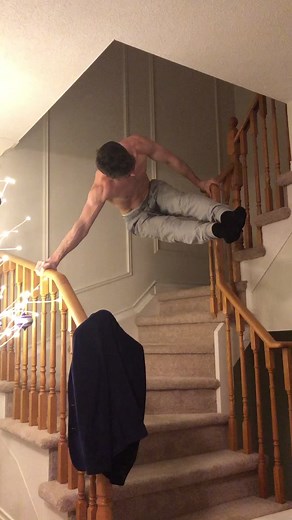 My parents thought I couldn’t hold this longer then 5 seconds, I got to 37 seconds 😆💪🏼 #railingchallenge #foryou #fitness #gymnastics #tiktok