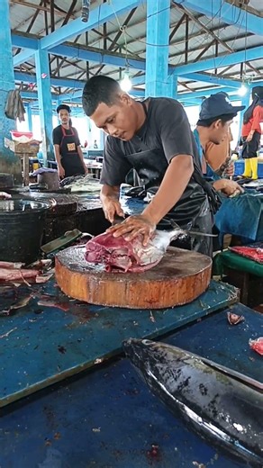 Bang Aldy's skilled hands cut fresh tuna #fishing#talon #fyp #tuna_fish_cutting