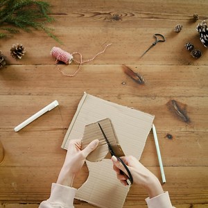 82K views · 103 reactions | Weihnachten zum Selbermachen ♥️ Verwandelt nicht mehr benötigte Kartons in einzigartigen Baumschmuck ganz nach eurem Geschmack. Welche Motive dürfen nicht fehlen? | Amazon.de | Facebook