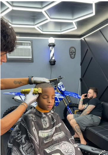 Domingo de trabajo duro y mente positiva 🙌🏼💈 Estoy ubicado en Clayton, NC📍 #clayton #barberalex10 #barberovenezolano🇻🇪 #carolinadelnorte🇺🇲 #barberiaencasa💈💈💪🏽💪🏽💪🏽