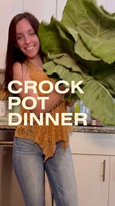 Everyone needs a simple crock pot dinner 🙌 Try out this simple and delicious collard green recipe for your next meal! ⬇️ - 7-10 collard leaves - 1 pack of bacon - 1 yellow onion - 1 pack of chicken wings (however big you want) - 2 Tsp of garlic powder & smoked paprika to season chicken - 1 Tsp of salt & pepper to season chicken - 1 Tbsp vinegar of choice (I chose pepperoncini vinegar) - 2 cups broth of choice - 2 cups water - 4 1/2 inch slices of butter Wash your collards, remove the stem, and 