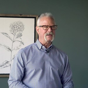 18K views · 95 reactions | Napkins are an easy way to add an extra touch of style to your Thanksgiving table settings.  Put your buffalo check napkins on full display with this country club fold from our CEO Woody! Shop table linens for your next dinner party → https://bit.ly/3kIuwwn | Kirkland's Home | Facebook