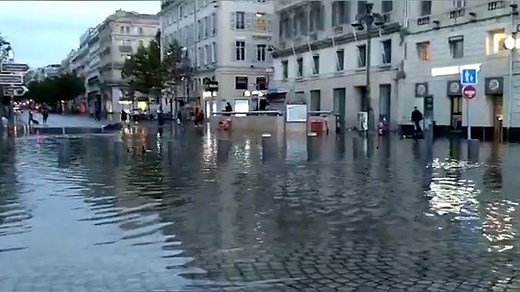 Près de deux mois de pluie en quelques heures: les images des inondations qui touchent Marseille