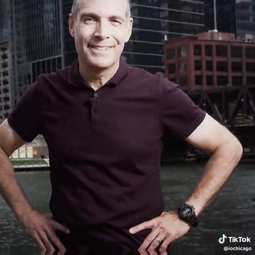 Our final Armando guest of 2025 is none other than GEOFFREY BAER! Baer is a journalist, producer, and on-camera personality best known for his work with WTTW, Chicago’s PBS station. You might know him for his tours around the city, from the lakefront to the “L” to the sky. His work with WTTW explores Chicago’s neighborhoods and bordering suburbs, featured in specials like the Emmy-winning “A Celebration of Hanukkah,” “Chicago By Boat,” “10 That Changed America,” and more. Join us next Monday, De
