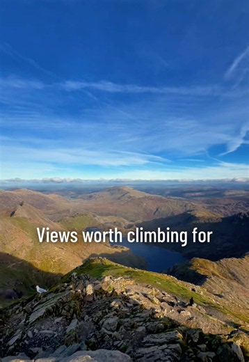 Views worth climbing for🤩🏔️ 📍Mount Snowdon🏴󠁧󠁢󠁷󠁬󠁳󠁿 #snowdon #hikinguk #mountainview #yrwydffa #wales