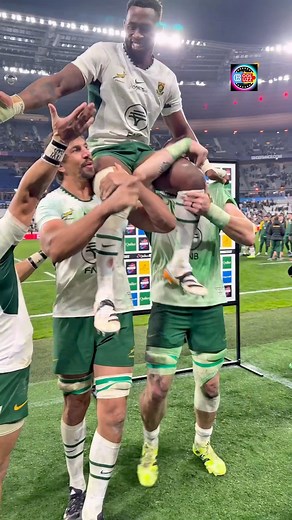 Siya Kolisi celebrates his 100th Springbok cap by being hoisted onto the shoulders of his best mates at Stade de France 👑 | Cool Buzz