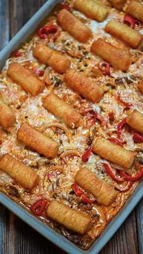 Natalie Obermeier | einfache Rezepte❤️ on Instagram: "GYROS KROKETTEN BLECH 🥔🔥 Dein neues Lieblings-Feierabend-Blitz-Blech! Alles aufs Blech, ab in den Ofen – und dann einfach nur genießen. Knusprige Kroketten, würziges Gyros, cremige Sauce – das perfekte Familiengericht, das wirklich allen schmeckt. REZEPT für 4 Portionen: 500 g Gyrosfleisch (Hähnchen oder Schwein – fertig gewürzt oder selbst mariniert) 2 Zwiebeln (in Ringe geschnitten) 2 Paprikaschoten (in Streifen geschnitten) 250 g Sahne 1