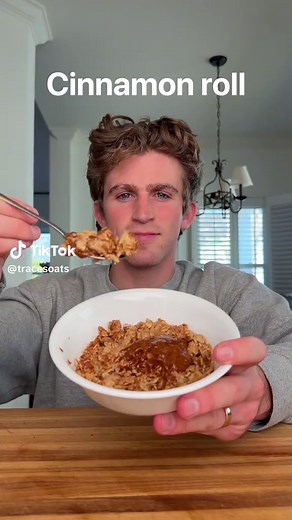 I love oatmeal and cinnamon rolls, so why not make cinnamon roll oatmeal 😌 𝘿𝙚𝙩𝙖𝙞𝙡𝙨: - 1/2 cup (50g) oats - 1/2 cup (120g) water - 3 tbsp (40g) milk - 1/2 tsp cinnamon - 1/2 tsp stevia/monk fruit - 1/4 tsp vanilla extract - Pinch of salt Filling: - 1 tbsp (16g) almond butter - 1 tsp (4g) coconut sugar - 1/4 tsp cinnamon - SMALL splash of milk Icing: - 1 tbsp (7g) powdered sugar (or 1:1 sugar replacement) - 1/2 tsp milk 𝘿𝙞𝙧𝙚𝙘𝙩𝙞𝙤𝙣𝙨: 1. In a bowl, combine the oat ingredients togeth