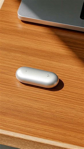 PLAUD AI on Instagram: "Plaud Note Pin — компактный магнитный рекордер весом всего шестнадцать граммов 🎙️ Крепится к одежде и поверхностям, поддерживает ношение как браслет или ожерелье. Шестьдесят четыре гигабайта памяти и до двадцати часов непрерывной записи — для встреч, лекций и работы на ходу. Минимальный размер. Максимальные возможности ✨ #plaudpin #plaudnotepin #умныйдиктофон #записьвстреч #продуктивность #гаджеты #технологии"