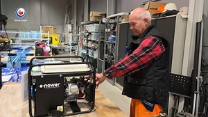 De generatoren voor Oekraïne worden ingeladen door de Friese Rijders