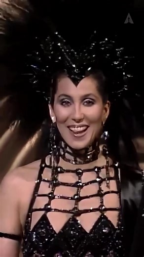 March 24, 1986 - Host Jane Fonda introduces Supporting Actor presenter Cher at the 58th Oscars. #janefonda #cher #theacademy #theoscars #1986