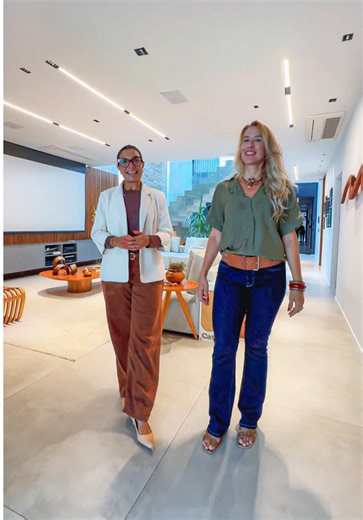 Casa Triplex Lindíssima à Venda na Barra da Tijuca. Casa com 900m² de área construída em terreno de 656m², à venda na modalidade PORTEIRA FECHADA. No primeiro pavimento, sala ampla com ambientes integrados, pé-direito duplo, claraboia e boa entrada de luz natural. Possui adega para 300 rótulos, lavabo, uma suíte térrea, elevador e copa-cozinha planejada com ilha, com possibilidade de integração ao espaço gourmet. Área de serviço com lavanderia e dependência completa. A área externa conta com pis