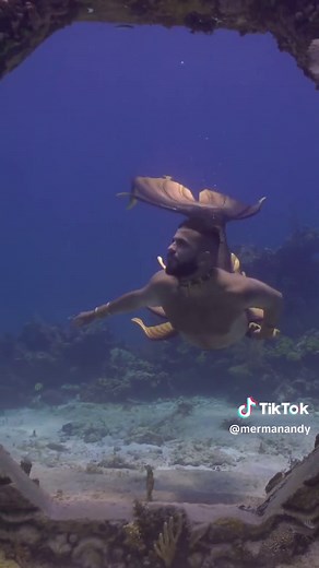 🧜🏽‍♂️ Swimming through the Portal🌊 ✨My life has been blessed with so much magic, love and light. Thank you to everyone who’s been on this journey with me. I can’t imagine my life without you.✨ 🎥: @Submerge Underwater #birthday #merman #mertailor #mermanandy #merfolkmedia #submergeunderwater #submerge #mermaid #merfolk #merpeople #kingoftheseas #viral #magic #water #wish