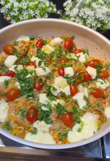 🍗🔥 VOCÊ FARIA ESSA GALINHADA HOJE? 🤤🍚 Olha esse arroz soltinho com o frango bem temperado e aquele queijo derretendo… dá água na boca! 🧀😍 #g#galinhadar#receitafacilc#comidacaseiraa#almocodehojer#receitasviraisQuem aí comeria um pratão AGORA? 👀👇 Você prefere galinhada com mais queijo ou mais tempero? 🔥 📌 Ingredientes: • 1 kg de sobrecoxa • 2 xícaras de arroz • Pimentão • Cebola • 1 lata de milho verde • 100 g de tomate-cereja • Cheiro-verde a gosto • Temperos secos a gosto • 150 g de mu