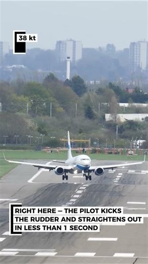 This 737 pilot just saved 189 lives with one move 😱