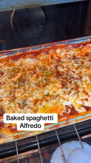 #bakedspaghettialfredo #viralbakedspaghetti #mozzarella #sogoodsoyum #broil #itslaps #payoffdebt #italian