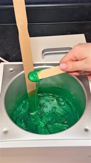 ASMR WAX MELTING🍯💚Wax shown: @italwaxusa Emerald Hard Wax🍀#italwax #italwaxambassador #hardwax