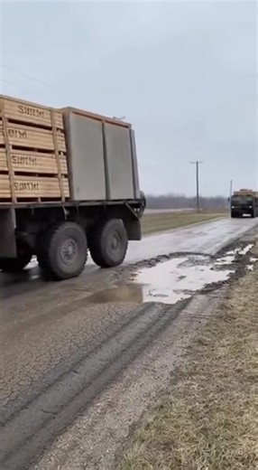 US Army Oshkosh M1070 HET carrying a heavy bulldozer. | US Army Truck Fail