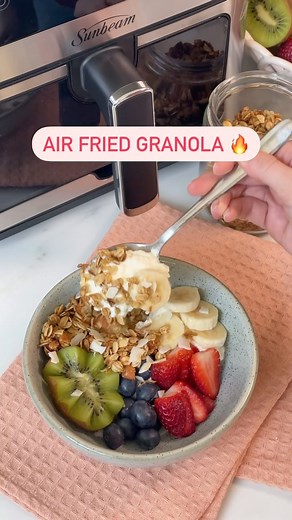 You’ll be obsessed with this homemade granola 😋 Easily customise this recipe with your favourite dried fruits and nuts 🍇🥜 👩‍🍳 Sunbeam Appliance 👩‍🍳 Alinea DiamondForce Air Fryer 7.5L 🍓 Ingredients 🍓 1 cup rolled oats 1/3 cup chopped almonds 1 tsp cinnamon 1/4 tsp salt 3 tbsp honey 2 tbsp melted coconut oil 1 tsp vanilla extract #Sunbeam #LiveMoreEffortless #AlineaDiamondForceAirFryer | Sunbeam Australia and New Zealand