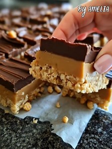 No-Bake Peanut Butter Buckeye Bars – Creamy, Chocolatey & Totally Addictive These Buckeye Bars take the classic peanut butter chocolate combo to the next level — no oven needed! Perfect for quick desserts, parties, or anytime you’re craving something sweet and rich. Ingredients Peanut Butter Layer: ½ cup (113 g) unsalted butter, softened 2 cups (480 g) creamy peanut butter 3½ cups (420 g) powdered sugar 1½ tsp (7 mL) vanilla extract Chocolate Layer: 2 cups (≈ 360 g) chocolate chips or chopped ch