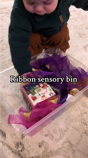 I have finished Christmas wrapping so used the left over ribbon to make this festive sensory box! #christmasactivities #babyactivities #toddleractivities #momlife #sensorybin